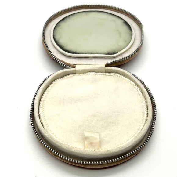 Vintage 1930's or 40's Leather Powder Compact - Picture 10 of 11